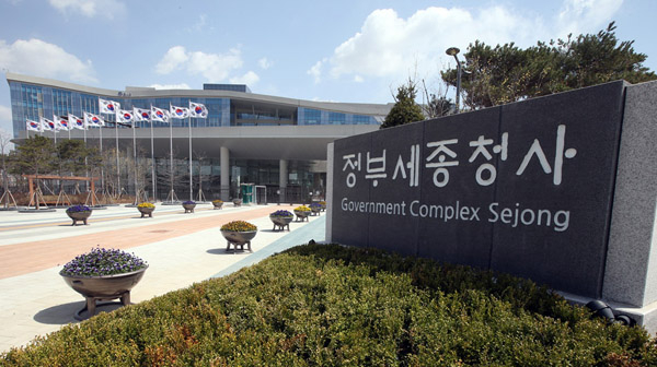  정부, '공무원 암호화폐 보유·거래 자제' 공문 전 부처에 전달…징계 가능성도 비쳐