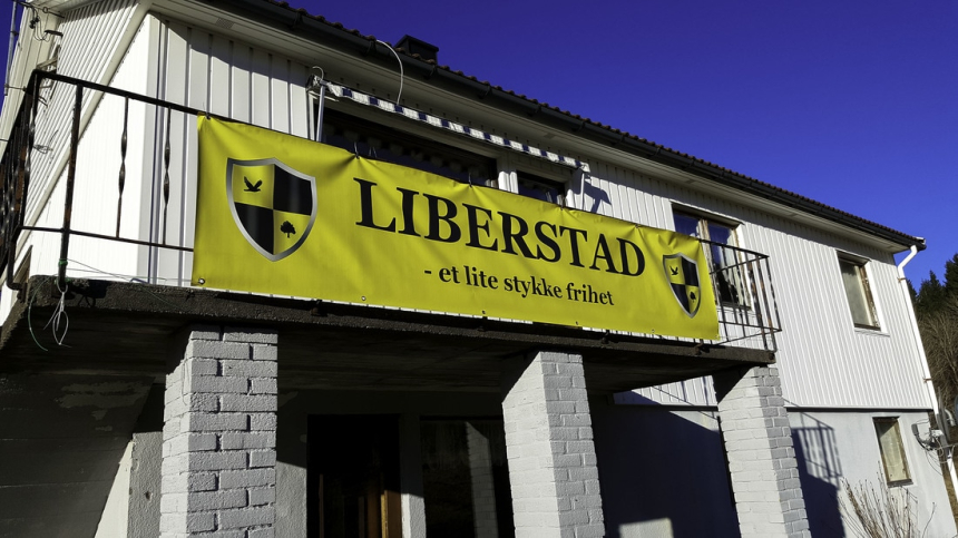  무정부 자본주의 도시, 암호화폐를 도시 내 공식 교환 수단으로 수용