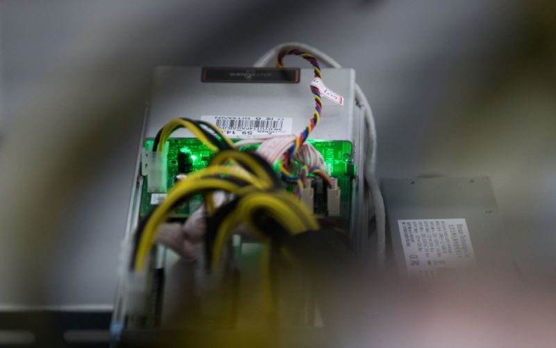  中 3대 채굴 제조업체 설립자, '비트메인'과 법정 공방 중 체포