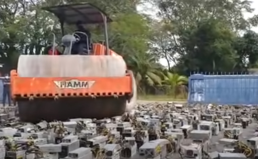  말레이시아 경찰, 14억 원 규모 불법 채굴기 로드롤러로 '박살'
