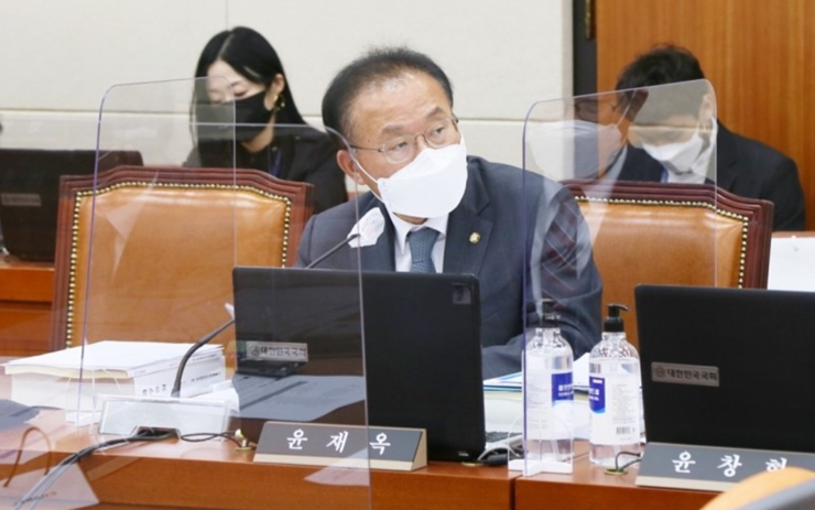  금리 1%p 인상하면 이자만 12조 늘어나…대출 규제 강화해야