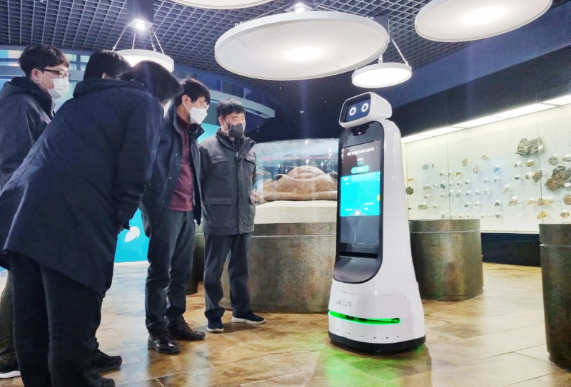  LG 클로이 가이드봇, 지구 역사 들려주는 도슨트 역할 '톡톡'