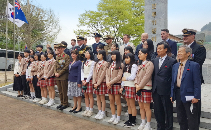 사진 = 페퍼저축은행이 지난 22일 경기도 가평군 호주-뉴질랜드 참전기념비에서 열린 '제71주년 호주-뉴질랜드 가평전투 기념식'에서 가평중·고 재학생에게 장학금을 전달했다. / 페퍼저축은행