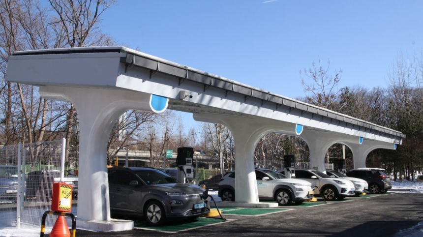  서울시, 전기차 충전망 확대...가로등형·볼라드형 등 다양화