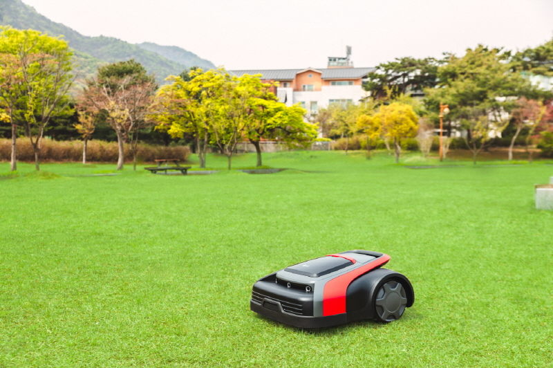 LG전자, 한국형 '잔디깎이 로봇' 출시