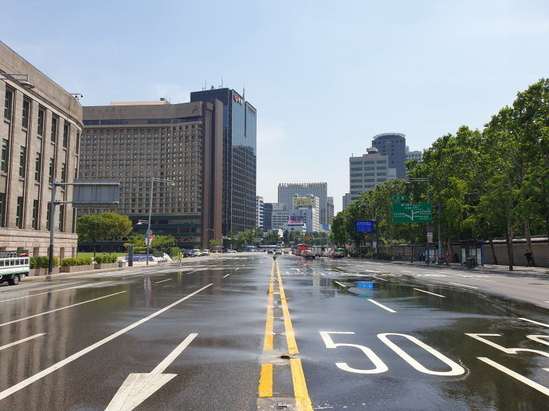  서울시, 도로 온도 낮추고 미세먼지 줄이는 '쿨링로드' 가동