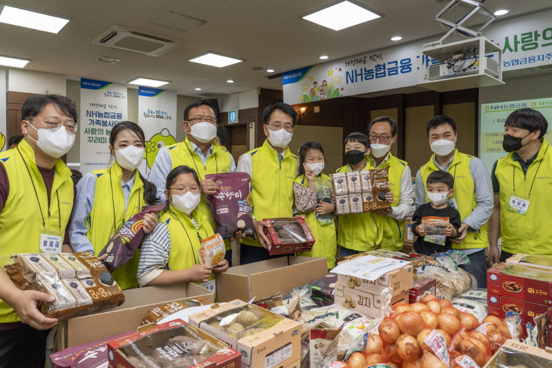 사진 = (왼쪽에서 다섯 번째)손병환 농협금융회장, (왼쪽에서 네 번째)안용승 남서울농협 조합장, (왼쪽에서 여덟 번째)김성훈 양재1동장과 농협금융 가족봉사단이 농산물 꾸러미 포장 중 기념촬영을 하고 있다. / NH농협금융