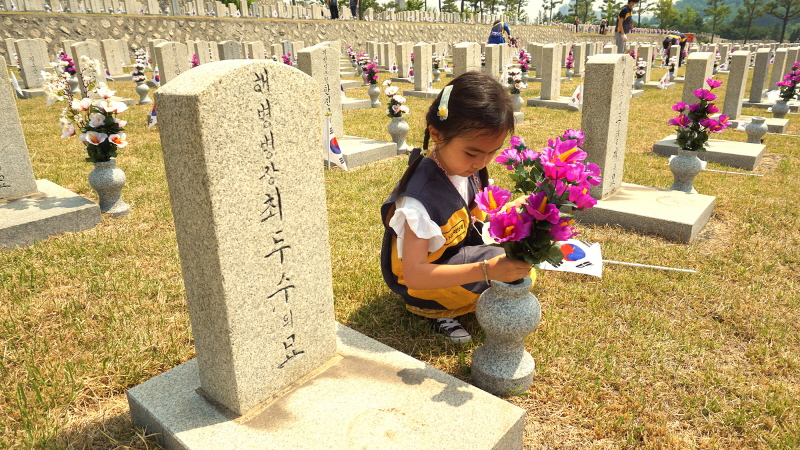 KB국민은행, 국립서울현충원 묘역관리 봉사활동 실시