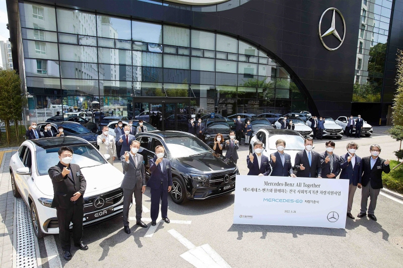 벤츠 사회공헌위, 전국 10개 사회복지기관에 전기차 '더 뉴 EQA' 10대 기증