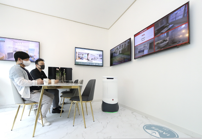  KT, 닥터부동산홍보관에 인공지능 방역로봇 시범 도입