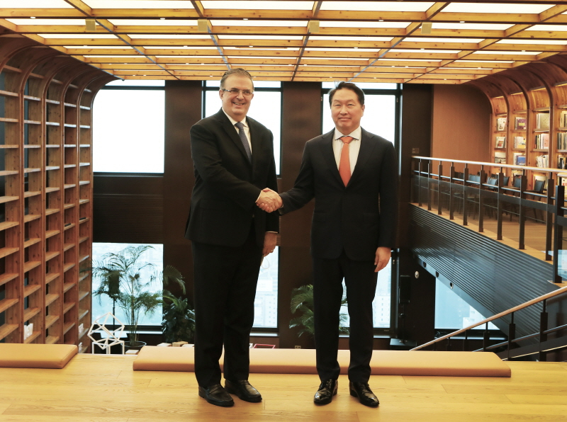  사진 = (오른쪽부터)최태원 SK그룹 회장이 지난 6일 서울 종로구 SK서린빌딩에서 마르셀로 에브라르드 멕시코 외교장관을 만나 악수하고 있다. / SK 