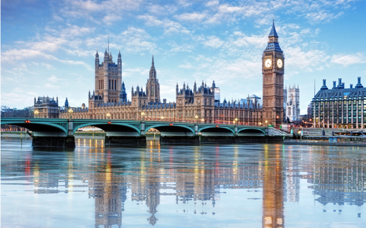 英, 내각 붕괴 위기에도 