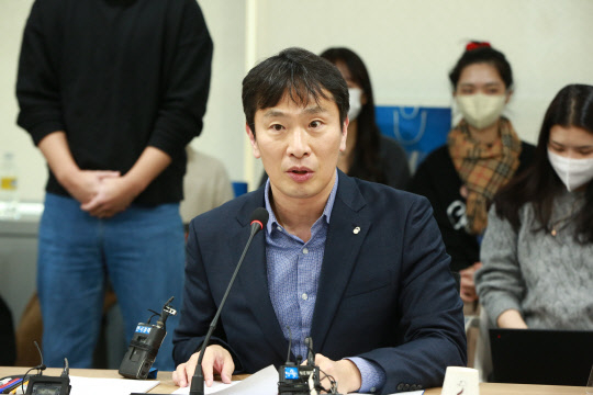  가상자산 규제 시동 거는 이복현 금감원장...