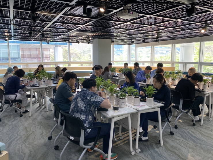  스마일게이트 그룹, 사내 커뮤니티가 키운 반려식물 지역아동센터 기부