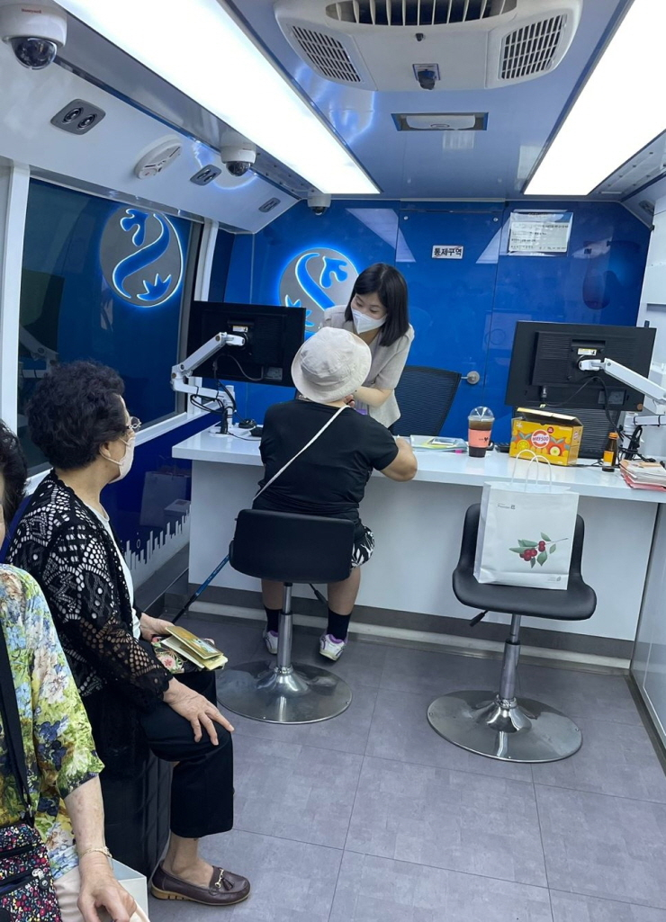 신한은행, '찾아가는 시니어 이동점포' 서비스 실시