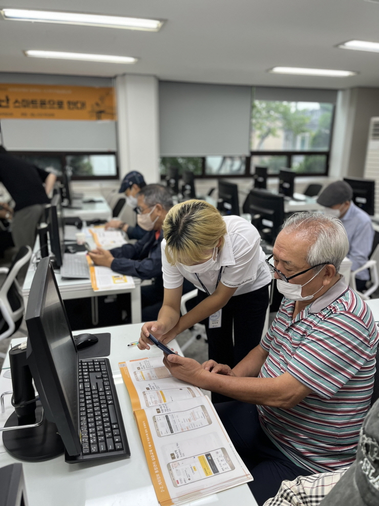  KB국민은행, 시니어 고객 대상 '디지털 금융교육' 실시