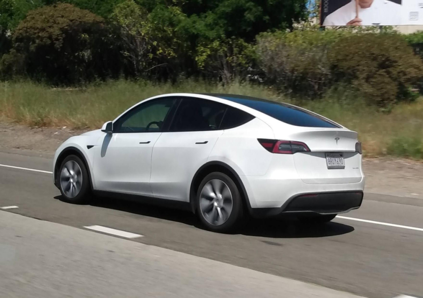  테슬라 '자율 주행 장치' 안전 문제로 美 200만 대 이상 차량 리콜 