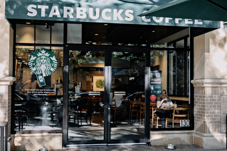  스타벅스, 불법 폐쇄 의심 매장 23곳 다시 문 열도록 규제 당국에 강제될 수 있어