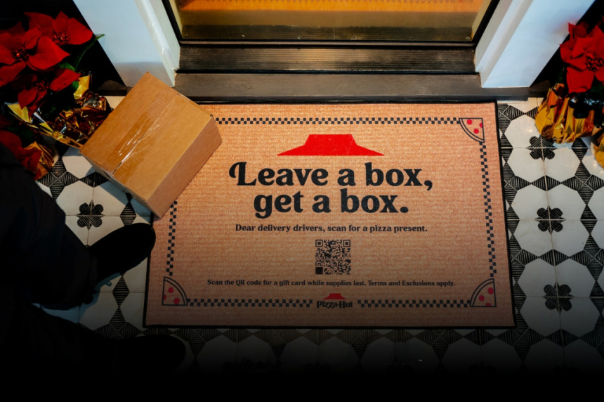  피자헛, '역배달' 현관 매트 출시...배달 기사에게 무료 피자 보상