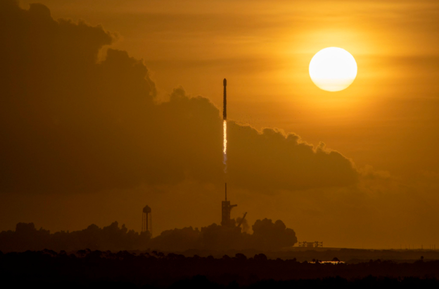  스페이스엑스, 좌절에 직면; 팔콘 9 로켓 부스터의 예상치 못한 타격으로 피해