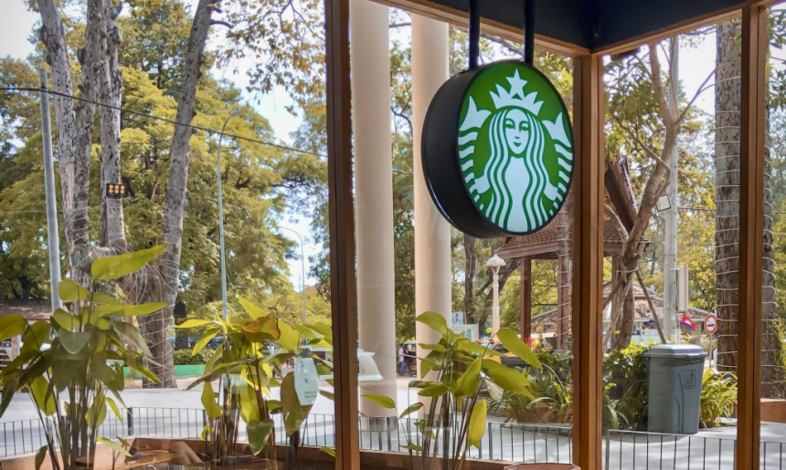 하워드 슐츠, 스타벅스 매출 하락에 대한 직시와 변화 촉구