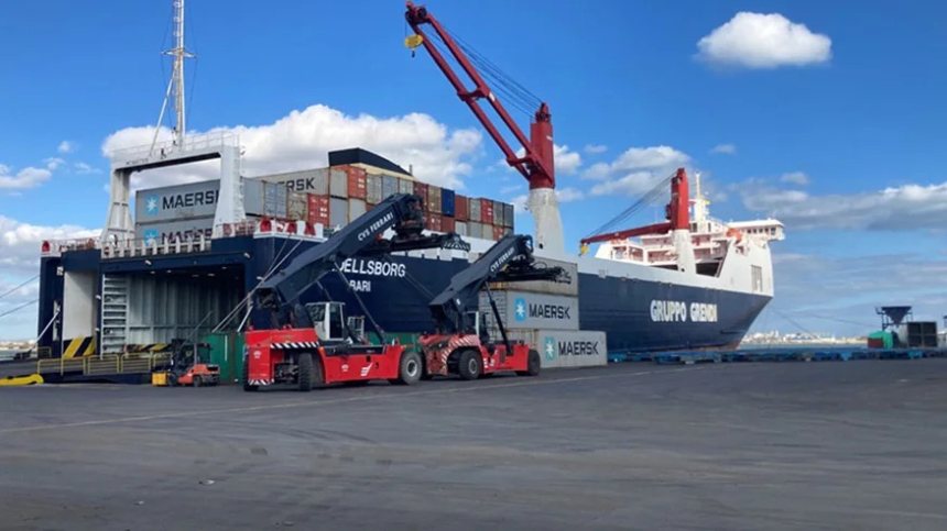  Maersk, 파나마 운하의 낮은 수위 문제를 해결하기 위해 화물 철도 활용