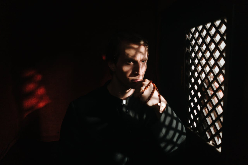  HyperVerse CEO 가상 인물, 이에 대한 조사 제안