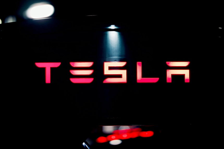  일론 머스크 'xAI'에 테슬라 엔지니어 영입…인력 빼가기 논란 