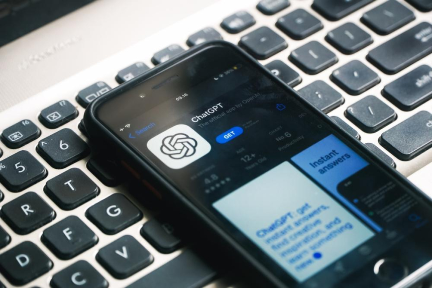 애플, 시리에 '챗GPT' 탑재 유력…AI 올인한 애플의 미래