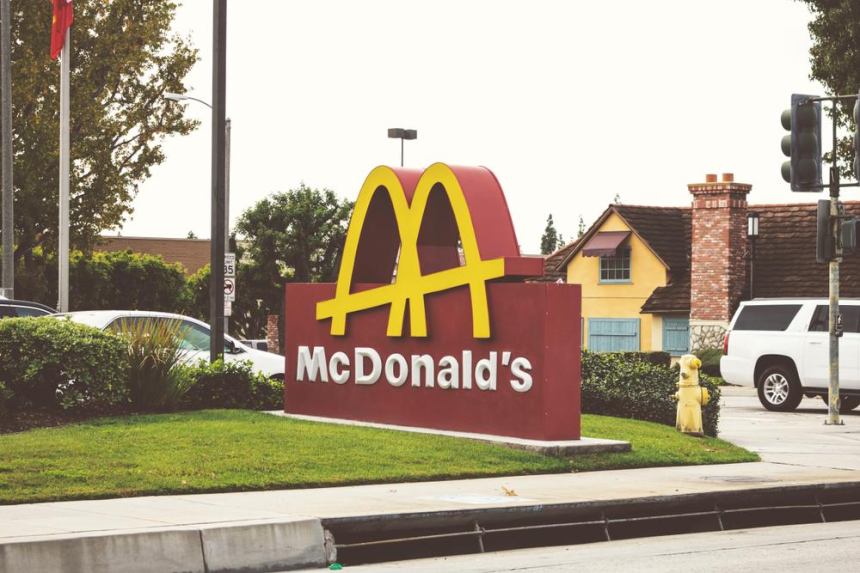 NFT 브랜드 두들스, 맥도날드와 협업해 홀리데이 한정 피지컬·디지털 컬렉터블 출시