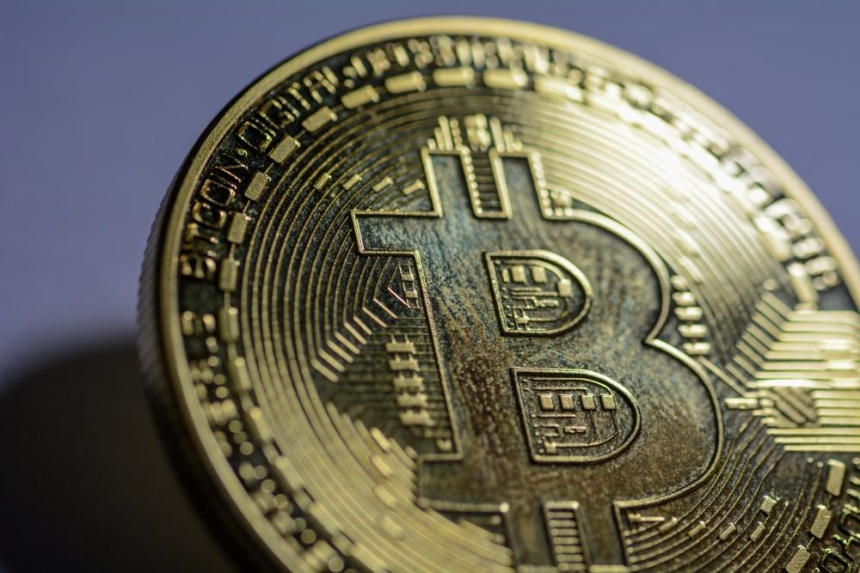 비트코인 장기 보유자들 수익 실현 나서, 단기 투자자들과 대조