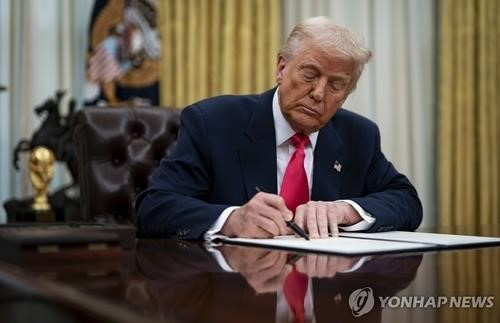  트럼프家 'WLFI' 토큰 8000억원어치 팔았다