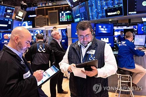  증시는 트럼프 관세 우려에 '흔들'...게임스탑, 비트코인 투자 선언에 11% 급등