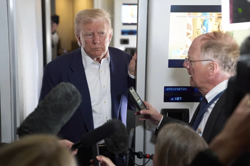  트럼프 초반 '허니문' 끝났다…美 유권자 과반 