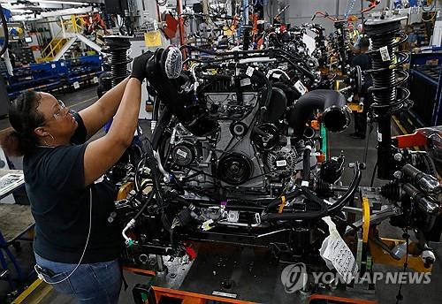 미국 제조업 PMI, 3개월 만에 다시 위축…트럼프 관세가 원인?
