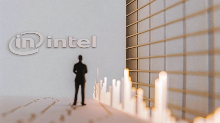  인텔(INTC) 실적 앞두고 '8.5% 요동' 예고…탄 CEO 첫 시험대