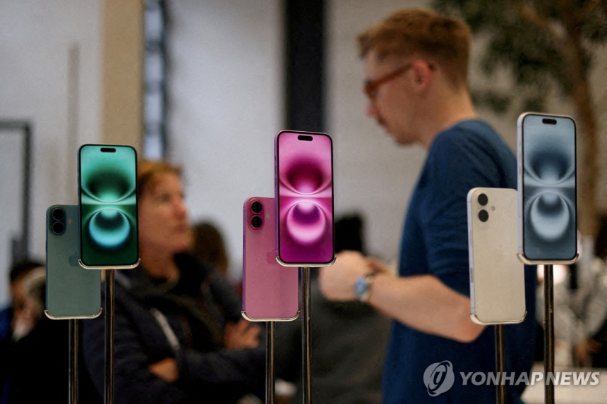  아이폰 가격 30%↑ 예고…미국 관세 폭탄, 애플에 직격탄