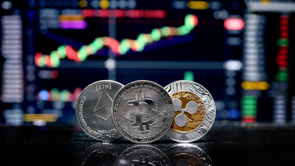 솔라나 폭등에 시장 관심 집중, BTC ETH XRP 동반 하락세