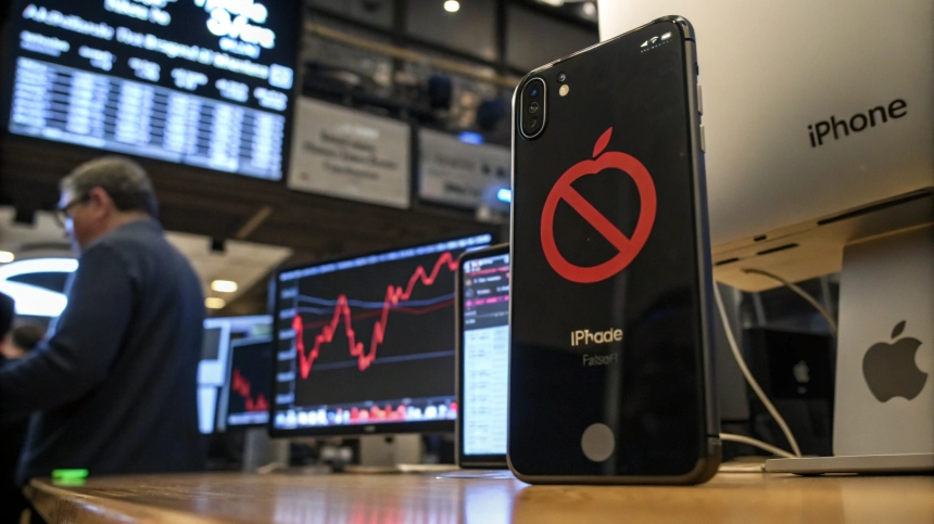  트럼프, 아이폰에 '25% 관세 경고'… 애플 주가 흔들