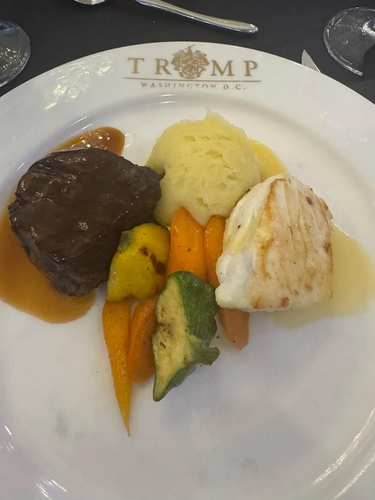  트럼프, 암호화폐 투자자 초청 만찬 열었지만 '기내식 수준' 혹평 쏟아져