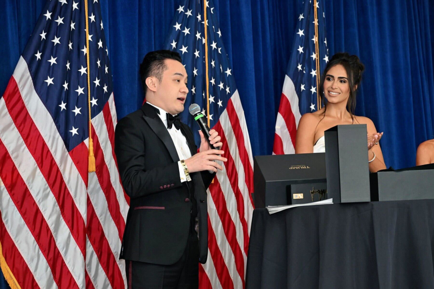  저스틴 선, 트럼프 만찬서 TRUMP 코인 지지…美 암호화폐 회복 전망