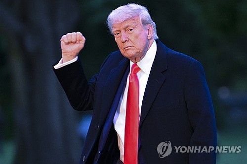  트럼프, 밈코인 행사에 '2천억'…정치와 코인의 위험한 동거