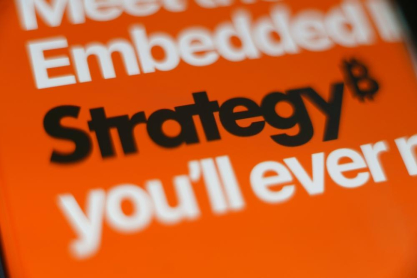  스트래티지, 10억 달러로 비트코인 1만 개 추가 매입해 총 보유량 59만 2100개 달성, 새로운 우선주 발행으로 자금 조달