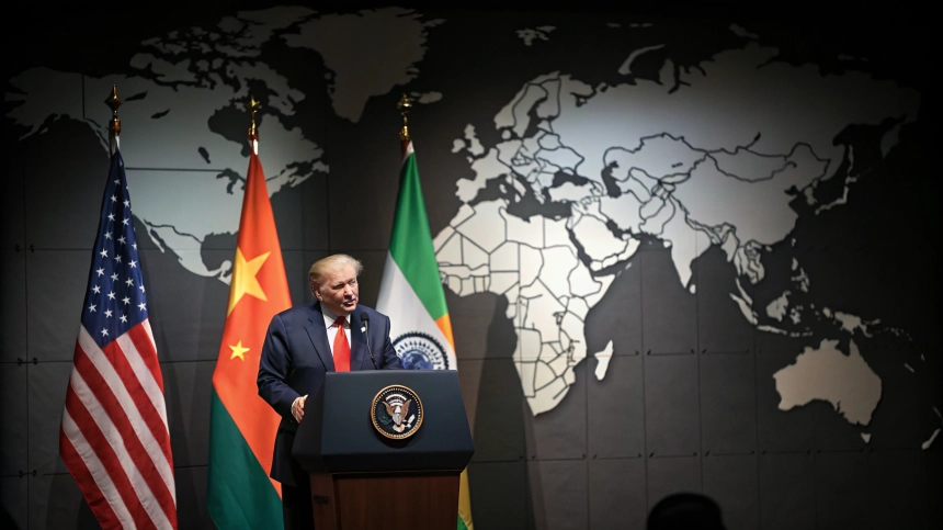  트럼프, 브릭스 국가에 '10% 관세폭탄' 예고…지정학적 충돌 격화 우려