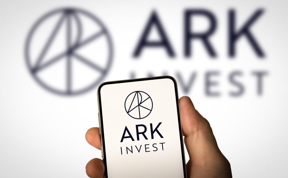 캐시 우드 아크 인베스트, 코인베이스 주식과 자사 비트코인 ETF 매도