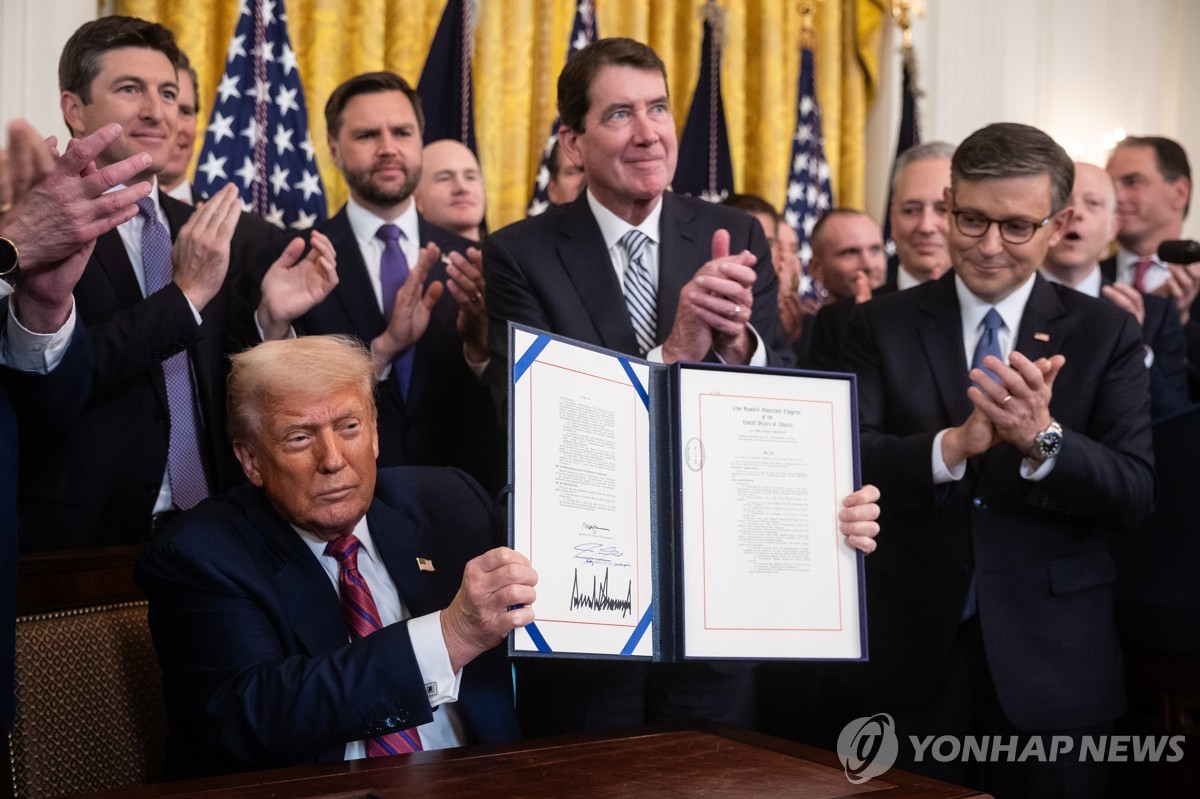 트럼프, 스테이블코인 제도권 편입 법안 서명…“달러 패권 수호 전선”