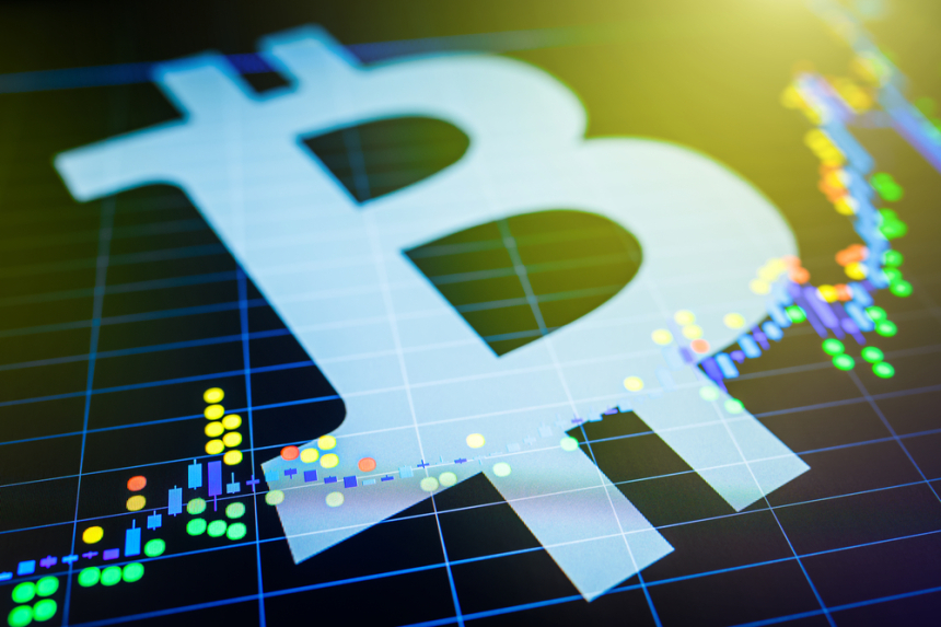 비트코인 12만 3100달러 신고점 후 6% 조정, 대칭 삼각형 패턴에서 12만 5000달러 돌파 관건