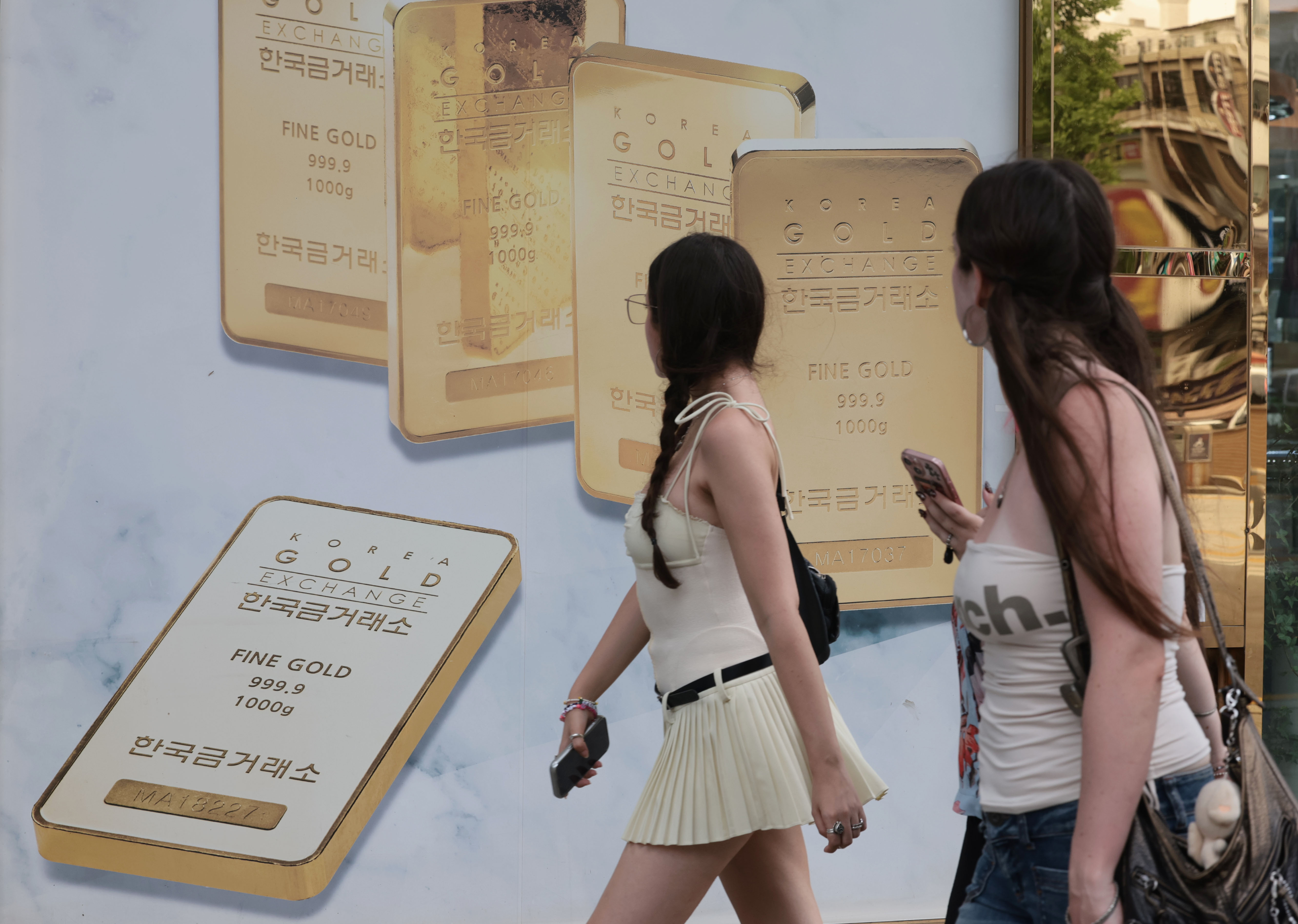 비트코인(BTC)에 밀린 금…개인투자자들 ‘안전자산’서 발 빼는 중
