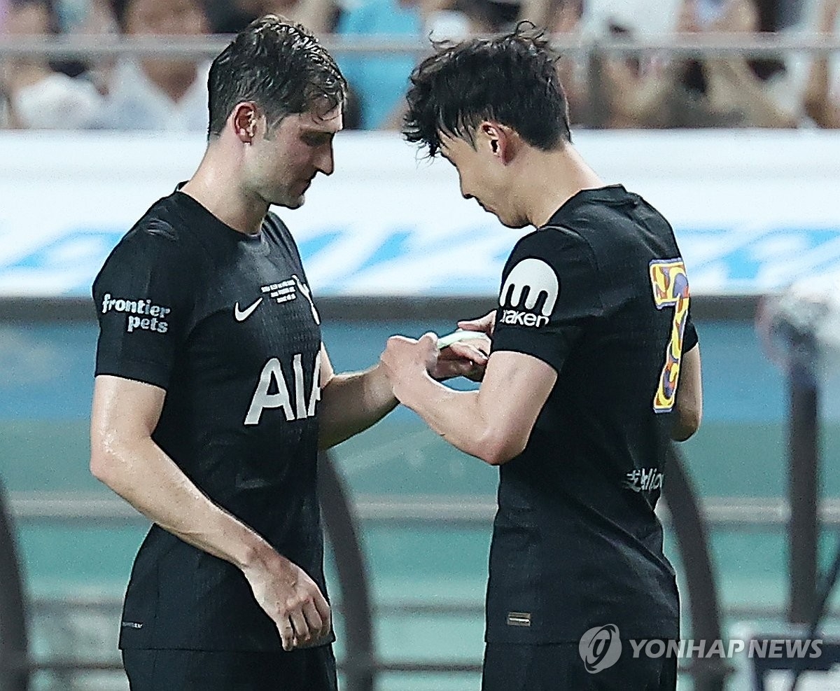 손흥민 우산 논란, '사진 한 장'이 한국 성별 갈등 촉발한 이유