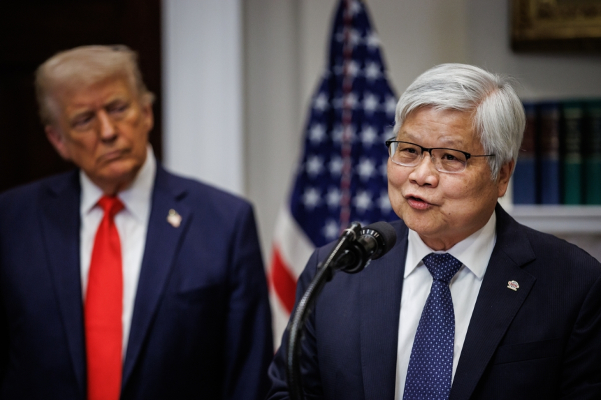  트럼프의 100% 관세 폭탄에 반도체株 급등…삼성·TSMC 웃었다